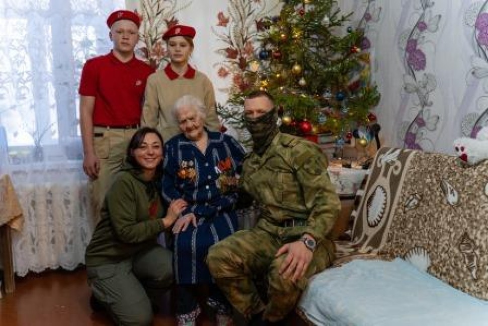 Архангельские росгвардейцы поздравили с Новым годом 100-летнего ветерана